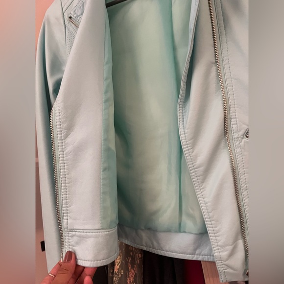 🚫 SOLD 🚫 Womens Leather Jacket - Picture 2 of 3